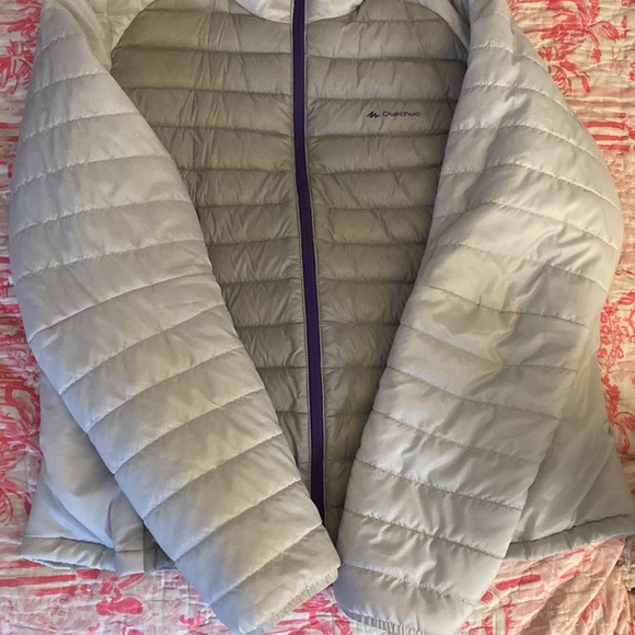 Lightweight puffy jacket with a hood. - Picture 2 of 4